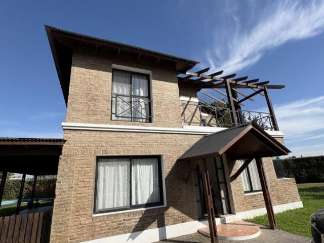 Alquiler Casa 3 dormitorios, 245m2, Fuerza Aérea 3102, Funes Hills Cadaques | Argenprop