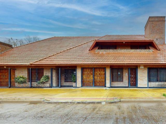 Alquiler Casa 3 dormitorios 25 años, 2 cocheras, 259m2, 524 E/ 4 Y 5 N 968, La Plata | Argenprop