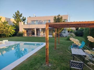 Alquiler Casa 3 dormitorios 4 años, 4 cocheras, 250m2, Av Los Lagos, San Matias, Buenos Aires | Argenprop