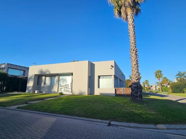 Alquiler Casa 3 dormitorios a estrenar, 2 cocheras, 170m2, Avenida Fuerza Aérea Miraflores 4200, Funes | Argenprop