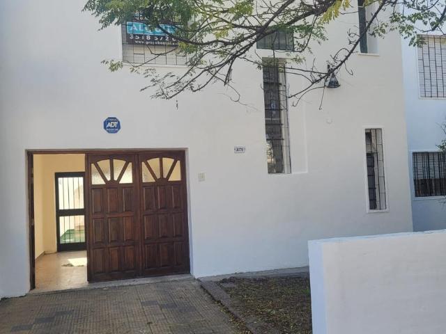 Alquiler Casa 3 dormitorios en 2 plantas con cochera doble Bajo Palermo Córdoba