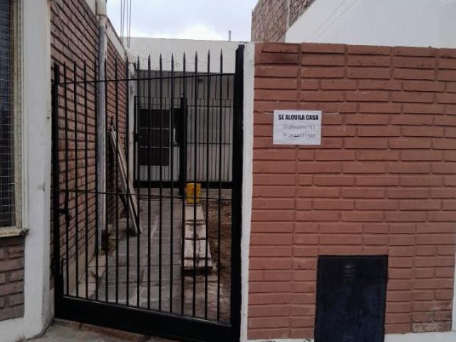 Alquiler. Casa 3 Dormitorios. Excelente Ubicacion. Ig. De La Roza Antes De Urquiza. Uso Habitacional Solamente