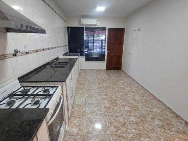 Alquiler. Casa 4 Dormitorios, 2 Baños. Rivadavia