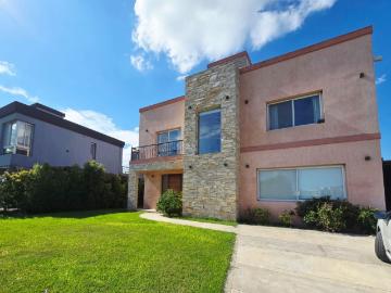 Alquiler Casa 4 dormitorios, 2 cocheras, 269m2,, Pilar del Este Santa Lucia, Buenos Aires | Argenprop