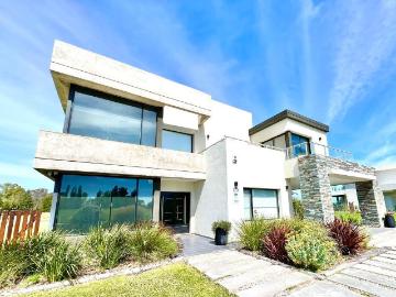 Alquiler Casa 5 dormitorios, 2 cocheras, 336m2, Autopista Juan Manuel Fangio, La Plata | Argenprop
