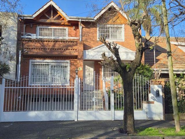 Alquiler Casa 6 ambientes en Acasusso. Garage, jardín y piscina