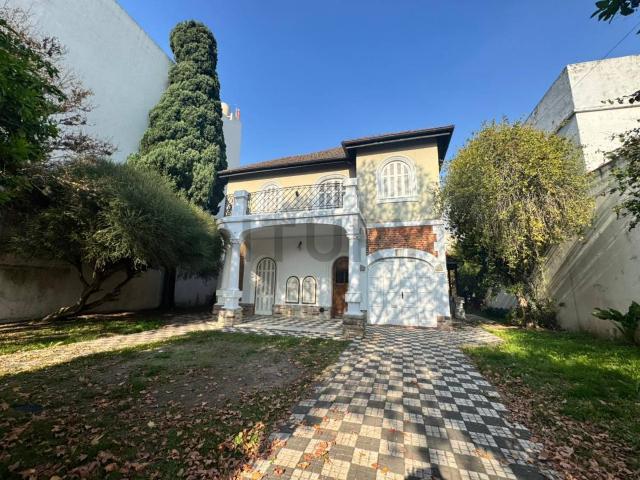 ALQUILER CASA 7 AMBIENTES CON JARDÍN Y COCHERA EN VILLA URQUIZA