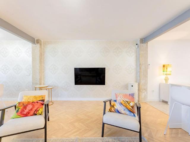ALQUILER CON TRES HABITACIONES, BALCÓN, Y JUNTO AL PARQUE DE TURIA