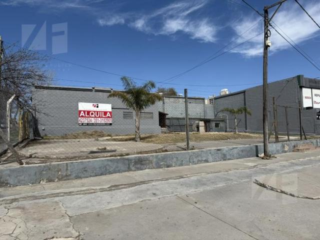 Alquiler Colon 4700 predio sobre esquina 882m2 Galpón 200m2