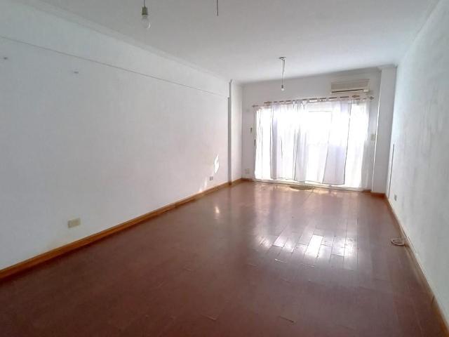 Alquiler de 1 ambiente en coghlan con patio