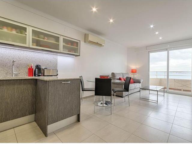 ALQUILER DE TEMPORADA Apartamento en primera línea de mar con impresionantes vistas a la Bahía de