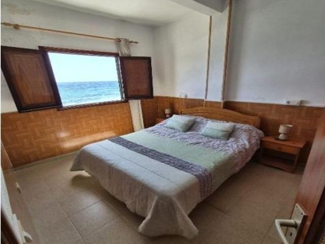 Alquiler de temporada de un acogedor piso en primera línea de mar en Las Maretas Arico