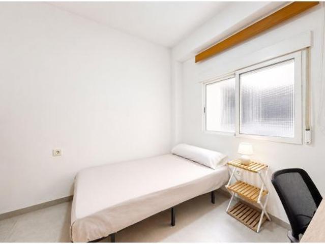 Alquiler de temporada en pleno corazón de Almería | 4 habitaciones, 2 baños y WiFi