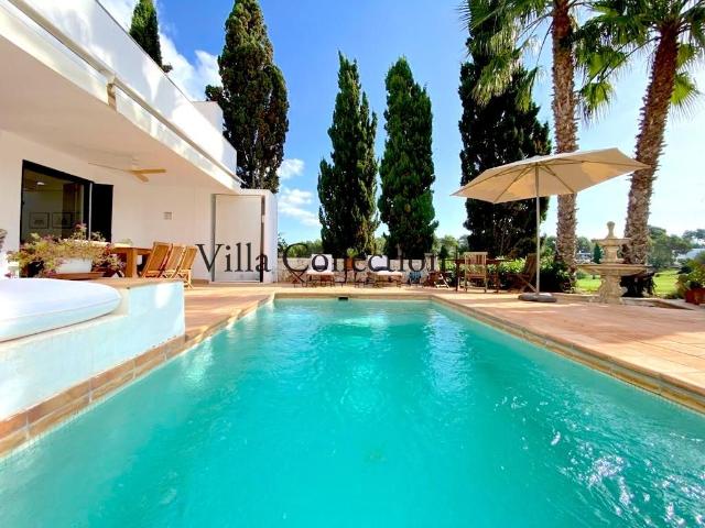Alquiler de verano 2026 en Ibiza – Exclusiva casa adosada con piscina privada y vistas al golf en Roca Llisa