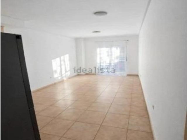 ALQUILER DE VIVIENDA CON GRAN TERRAZA Y SIN AMOBLAR ZONA SANTO DOMINGO