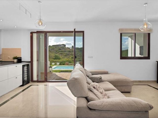 ALQUILER DE VIVIENDA CON JARDÍN Y PISCINA PRIVADA EN CASARES COSTA