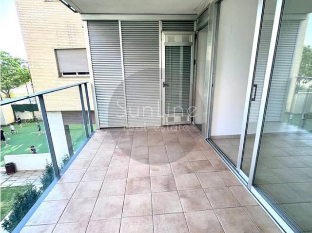 Alquiler de acogedor piso de 2 dormitorios con terraza, garaje y piscina en el tranquilo barrio familiar de Campanar