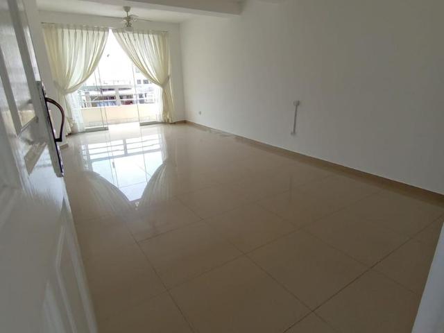 ALQUILER DE AMPLIO DEPARTAMENTO CON COCHERA EN LINCE