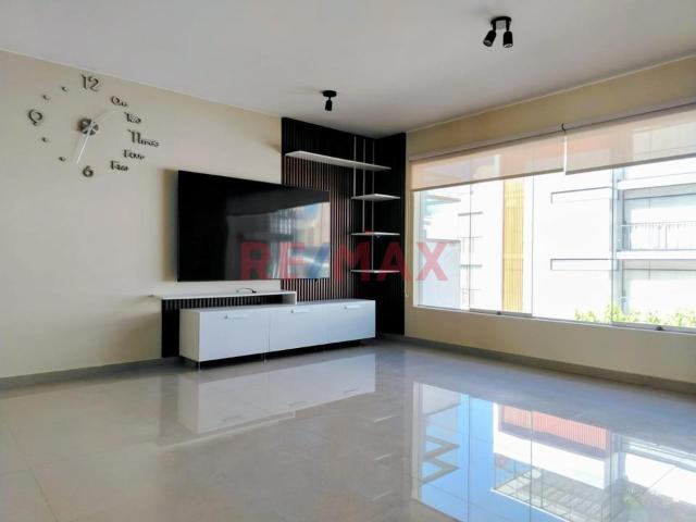 Alquiler De Amplio Departamento Con Cochera En Urb Casa Campo