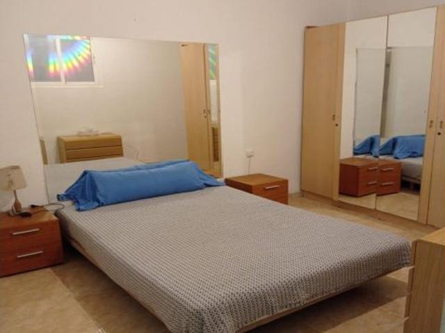 ALQUILER DE AMPLIA VIVIENDA CON CINCO DORMITORIOS AL LADO DEL MERCADO CENTRAL