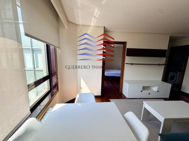 ALQUILER DE APARTAMENTO LUMINOSO EN PLENO CENTRO DE LA CIUDAD – CALLE RAMÓN CABANILLAS 750€ Comunidad Incluida