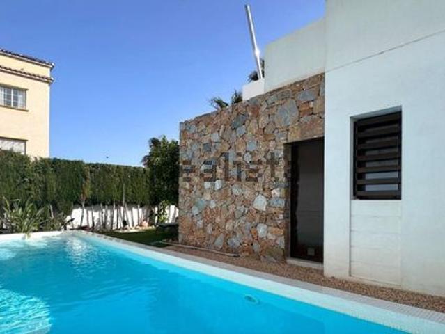 Alquiler de casa o chalet independiente en Calle Jónico