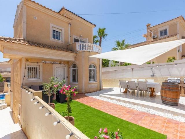 Alquiler de casa o chalet independiente en Calle Nerja, 24