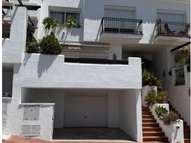 Alquiler de Casa Adosada de Lujo en Zahara de Istán con Vistas al Lago | Cerca