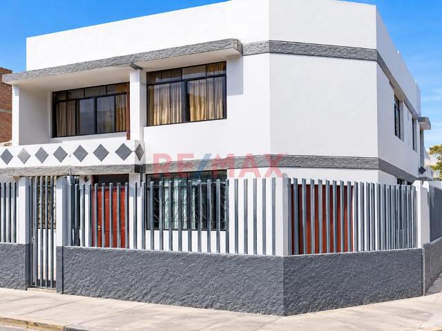 ¡Alquiler De Casa Comercial En Esquina – Urbanización San Isidro, Ica!