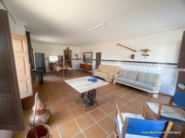 Alquiler de casa de cuatro habitaciones, dos baños y terreno en plena huerta valenciana | Área Marítima Inmobiliaria · O
