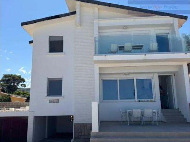 Alquiler de casa independiente en Denia. Excelente ubicación en 1ra. Línea de