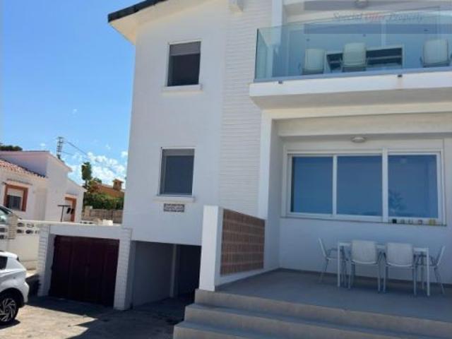 Alquiler de casa independiente en Denia. Excelente ubicación en 1ra. Línea de
