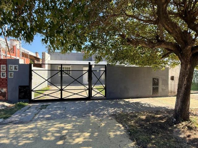 Alquiler de Casa 4 ambientes en Tres De Febrero Loma Hermosa