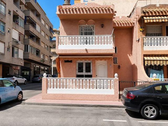 Alquiler de chalet adosado en Calle Arquitecto Larramendi