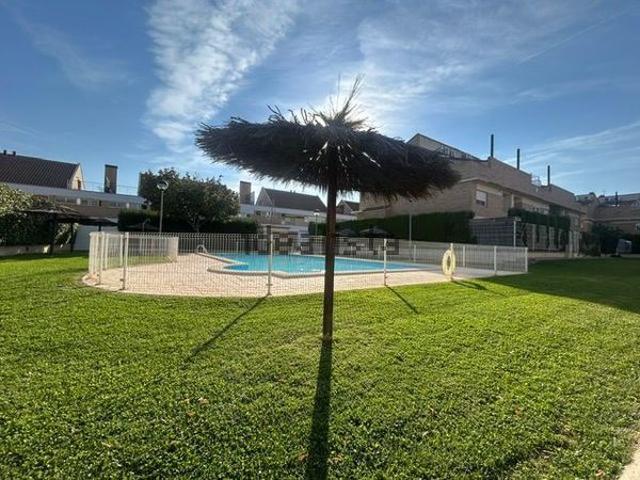 Alquiler de chalet adosado en Calle Jaca, 2