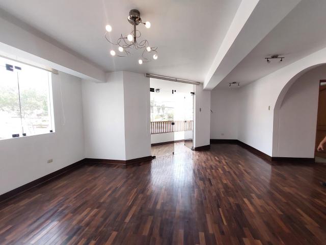 ALQUILER DE DEPARTAMENTO Amplio DEPARTAMENTO/OFICINA en segundo piso en Zona Samoa LA MOLINA