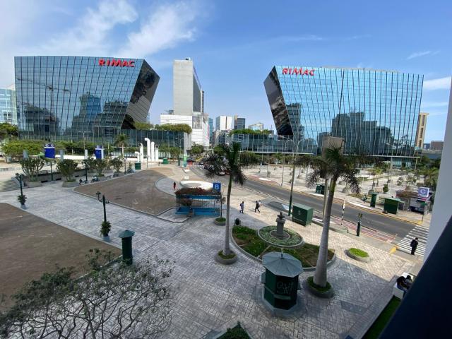 Alquiler de departamento de estreno full amoblado y con cochera en San Isidro