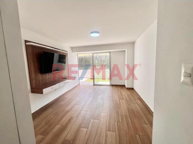 Alquiler De Departamento En Surco/ Primer Piso / Frente A Parque