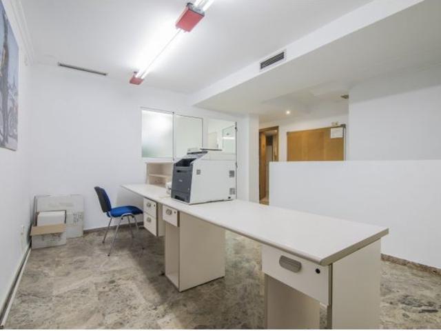 ALQUILER DE ENTRESUELO COMERCIAL EN ZONA MUY CENTRICA !