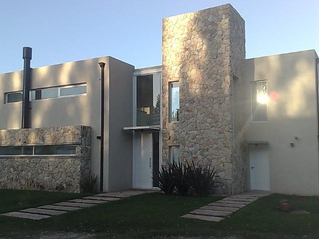 Alquiler de espectacular Casa 4 ambientes en Centenario