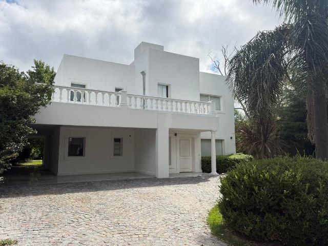 Alquiler de espectacular Casa 4 ambientes en Pilar