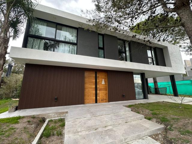 Venta de espectacular Casa 5 o mas ambientes en Ezeiza Canning