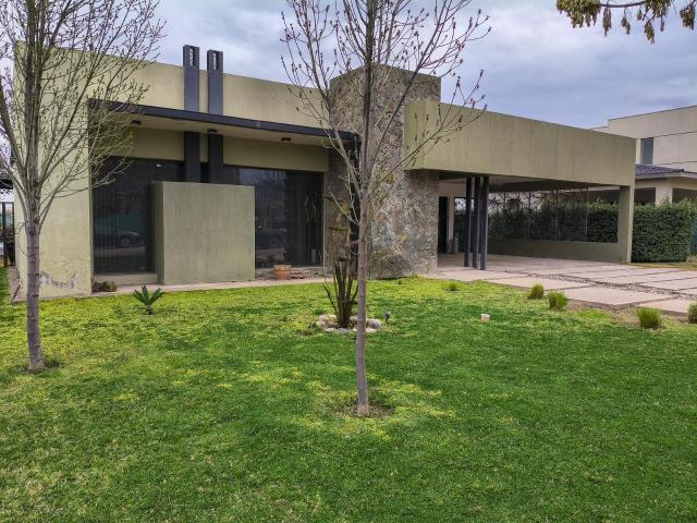 ALQUILER DE EXCELENTE CASA EN EL EXCLUSIVO BARRIO PORTAL DE VISTALBA