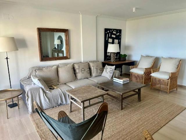 ALQUILER DE EXCELENTE VIVIENDA ZONA CABO HUERTAS CON VISTAS AL MAR