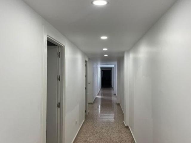 ALQUILER DE EXCELENTE Y AMPLÍA VIVIENDA ZONA CENTRO DE ALICANTE CON PLAZA DE GARAJE PARA ENTRAR EN O