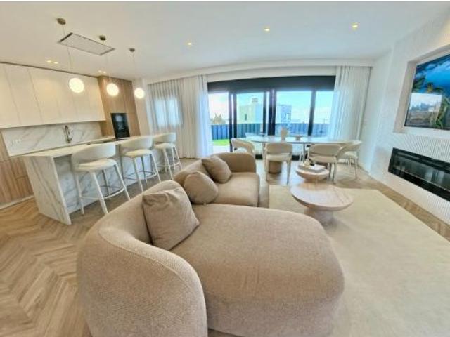 ✨? Alquiler de exclusiva casa de diseño en Altos de La Zubia | 3 plantas · 4 dormitorios · Piscina p