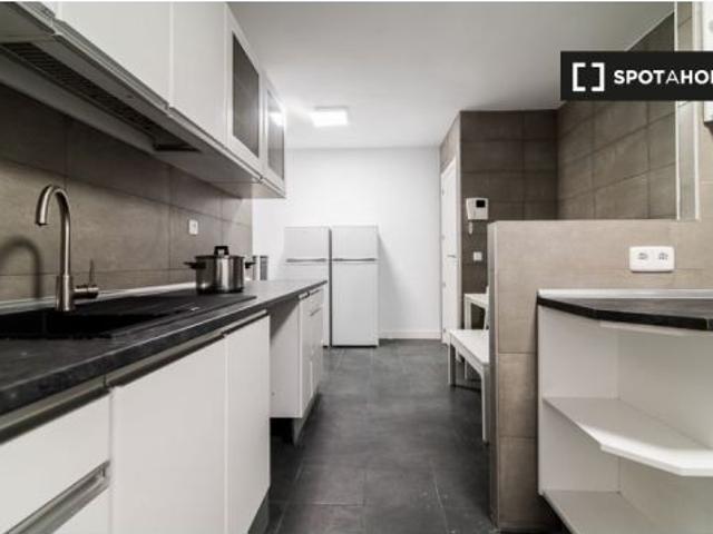 Alquiler de habitaciones en apartamento de 6 dormitorios en Pacífico, Madrid