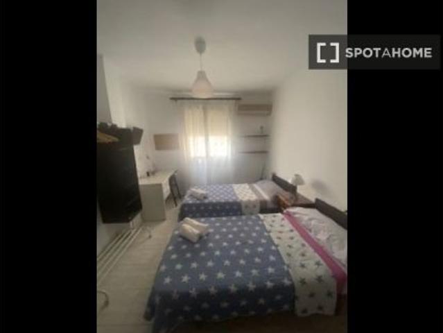 Alquiler de habitaciones en apartamento de 8 dormitorios en Cruz De Humilladero