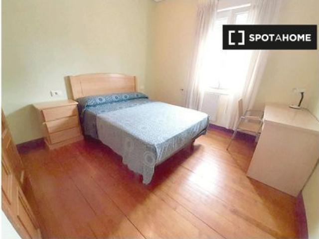 Alquiler de habitaciones en piso de 5 dormitorios en Vigo