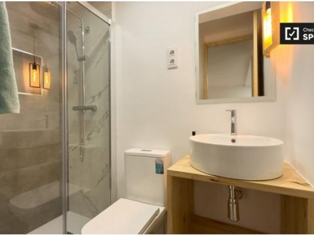 Alquiler de habitaciones en piso de 5 habitaciones en Collblanc